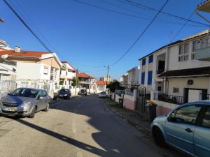 a street with cars parked on the side of the road at Casa de Vasco-Estadia Familiar e Tranquila in Amora