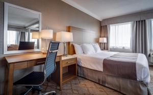 Postel nebo postele na pokoji v ubytování Monte Carlo Inn Vaughan Suites