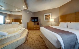 Postel nebo postele na pokoji v ubytování Monte Carlo Inn Vaughan Suites