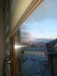 リヴィウにあるMagnificent apartment in Central Lvivの窓から市街の景色を望めます。