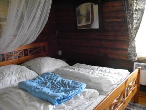 two twin beds in a room withthritisthritisthritisthritisthritisthritisthritisthritisthritis at Rukkilille Holiday Home in Pärsama