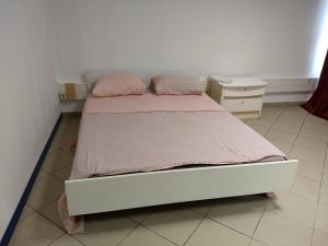 Säng eller sängar i ett rum på Melaya Budget Hostel