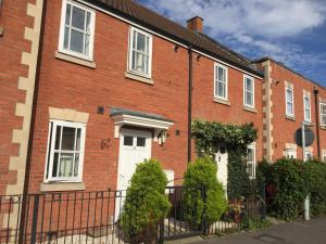 a red brick house with a white door at Modern Home just off Glastonbury High Street in Glastonbury