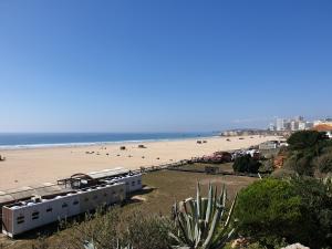 vistas a una playa con gente en la arena en Tarik by Atlantichotels - AL, en Portimão