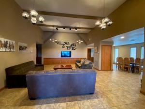 uma grande sala de estar com um sofá e uma mesa em Flying L Ranch Resort em Bandera