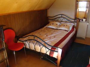 Tempat tidur dalam kamar di Karineeme Holiday House