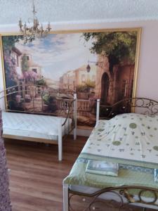 ポルタヴァにあるPoltava apartmentの壁画のあるベッドルーム