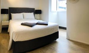 Tempat tidur dalam kamar di Brisbane Quarters