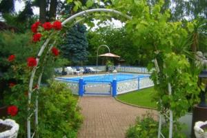 Der Swimmingpool an oder in der Nähe von Hotel Wegis Garni