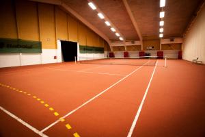 una pista de tenis con red en un edificio en Hotel Arena en Liberec