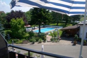 Ein Blick auf den Pool von der Unterkunft Hotel Wegis Garni oder aus der Nähe