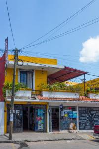 un edificio giallo all'angolo di una strada di Blanquita a Villahermosa