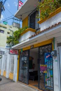 un hotel con le sue porte aperte su una strada di Blanquita a Villahermosa