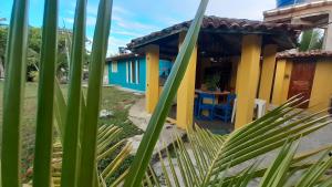 una casa con pintura amarilla y azul en Casa de Praia Ilhéus, en Ilhéus