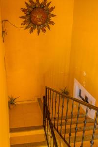 una scala con un girasole su una parete gialla di Blanquita a Villahermosa