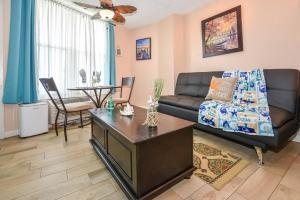 sala de estar con sofá y mesa en Daytona Beach studio condo with beautiful Ocean view en Daytona Beach