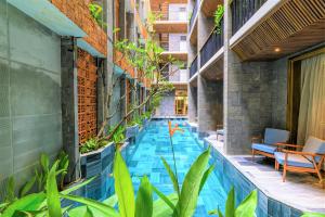 a swimming pool in the middle of a building at Daisy Boutique Hotel in Da Nang