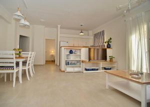 Kuchyňa alebo kuchynka v ubytovaní The Bluehouse - Spacious top floor flat with parking, by Mon Repos beach + 31 fotografií