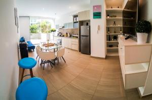 サン・バルトロにあるDepartamento de playa - Condominio OCEAN REEF - SAN BARTOLOのキッチン、ダイニングルーム(テーブル、椅子付)