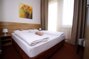 Posteľ alebo postele v izbe v ubytovaní Aviator Garni Hotel Bratislava