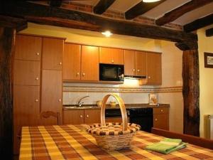 a kitchen with a basket on top of a table at Apartamentos Rurales Kastonea in Errazu