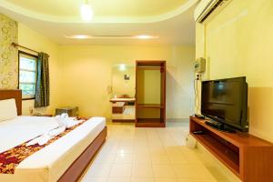 TV a/nebo společenská místnost v ubytování Ban Suan Chomdao Resort + 18 fotografií
