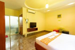 um quarto de hotel com uma cama e uma televisão em Ban Suan Chomdao Resort em Songkhla