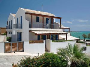 una casa en la playa con el océano en el fondo en Dolce Mare, en Marina di Modica