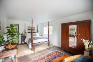 Un pat sau paturi într-o cameră la RubyJune Inn
