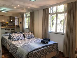 um quarto com uma cama num quarto com janelas em Comfortable & Economic no coração de Brasília em Brasília