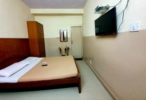 Säng eller sängar i ett rum på Veekay Residency