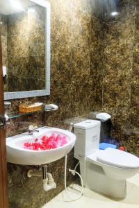 een badkamer met een wastafel en een toilet bij Oceanward Hotel & Resort in Long Hai