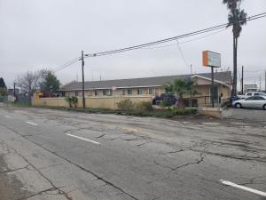 an empty street in front of a building at Hotel Portlight in Wilmington