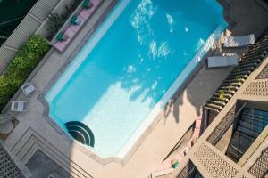 Bazén v ubytování Reno hotel nebo v jeho okolí