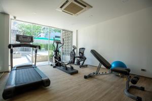 Fitness centrum a/nebo fitness zařízení v ubytování Reno hotel
