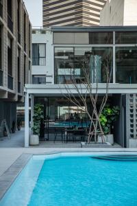 Bazén v ubytování Reno hotel nebo v jeho okolí