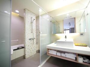 Bilik mandi di Mellow Fields Hotel