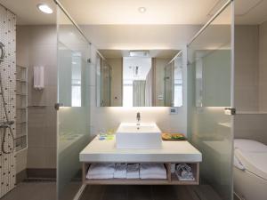 Bilik mandi di Mellow Fields Hotel