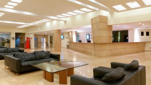 Un vestíbulo con sofás y una mesa en un edificio. en Holiday Inn Veracruz-Boca Del Rio by IHG, en Veracruz