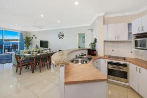 Kuchyň nebo kuchyňský kout v ubytování Watermark Resort Caloundra