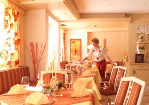En restaurant eller et andet spisested på Hotel Wiese