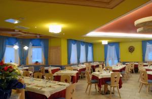 Reštaurácia alebo iné gastronomické zariadenie v ubytovaní Hotel Plank