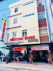 ein Hotel mit einem Schild für ein Meongrou Rose Hotel in der Unterkunft Mekong Rose Hotel in Cần Thơ