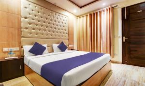 Postel nebo postele na pokoji v ubytování Hotel Black Diamond, Zirakpur