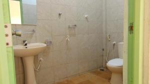 Bilik mandi di Hotel Alas Garden