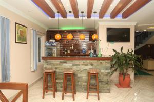 Lounge nebo bar v ubytování Hotel Tulip Pokhara Inn