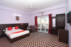Postel nebo postele na pokoji v ubytování Hotel Tulip Pokhara Inn
