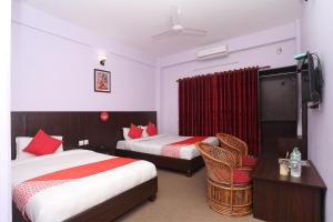 Postel nebo postele na pokoji v ubytování Hotel Tulip Pokhara Inn