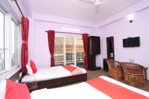Postel nebo postele na pokoji v ubytování Hotel Tulip Pokhara Inn
