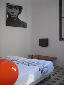 a bedroom with a bed and a table and a picture at Apartamentos Casa del Coronel in Tarifa